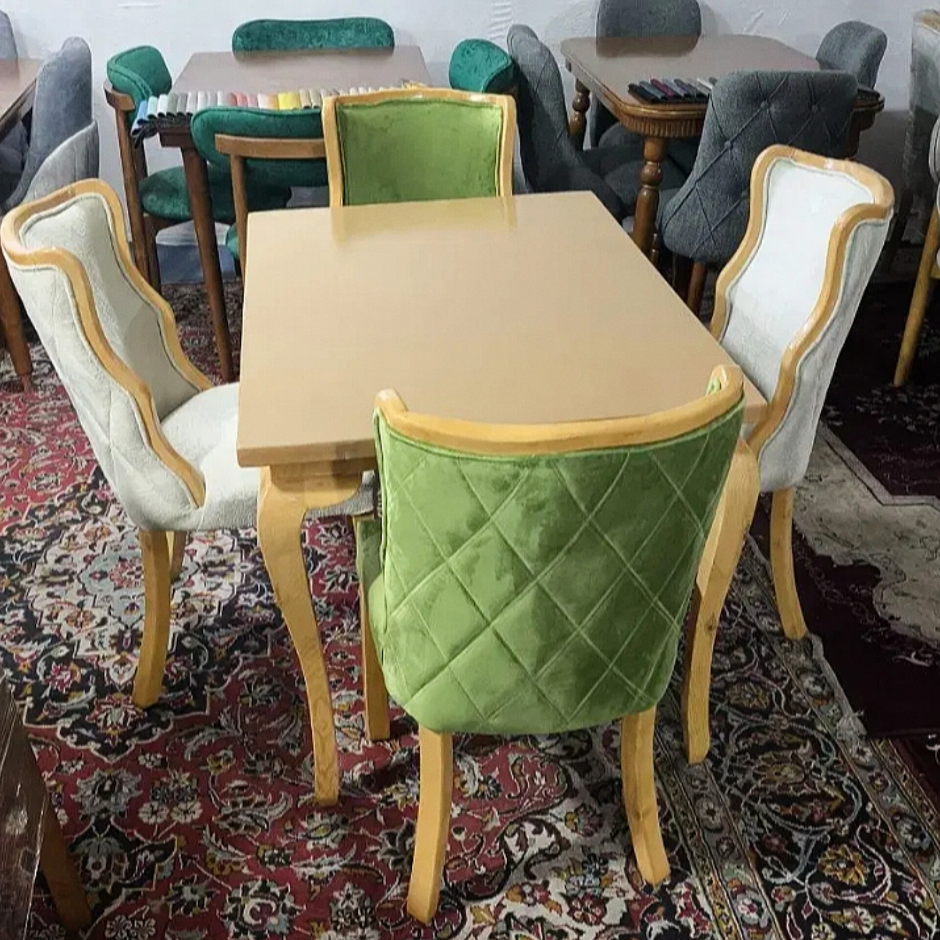  میز و صندلی ناهارخوری 4 نفره مدل فلامینگو ابعاد 80×120×7850×50×50جنس چوب روس نشیمن اسفنج ۳۵ کیلویی پارچه هانزو کف اسفنج  دارای رنگبندی چوب و پارچه 