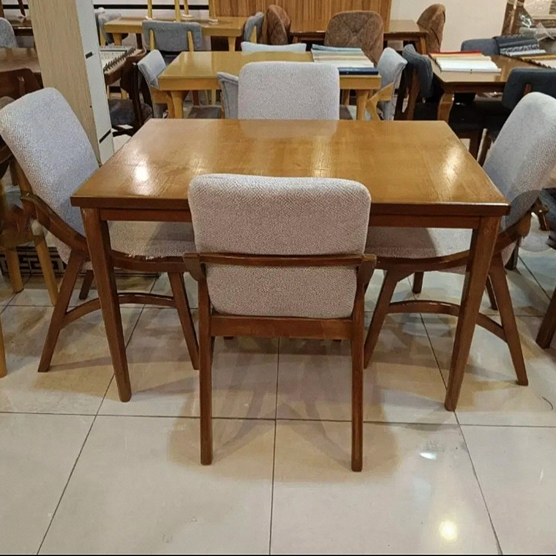  میز و صندلی ناهارخوری 4 نفره مدل آمریکاییابعاد 80×120×7850×50×50جنس چوب روس نشیمن اسفنج ۳۵ کیلویی پارچه دیاموندکف اسفنج  دارای رنگبندی چوب و پارچه 