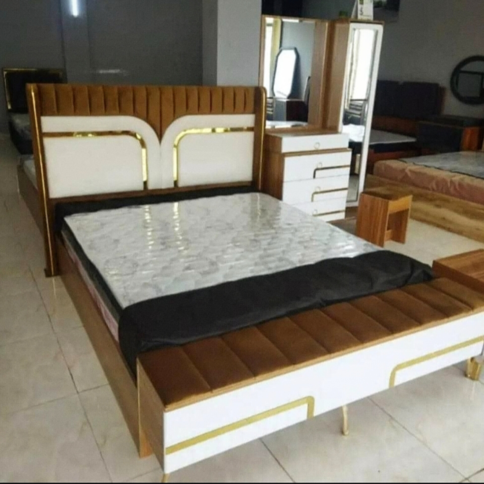  تخت خواب دو نفره مدل،پرشینسایز 200×160×115دارای دو کفی تخت چوبیروکش پارچه و زیرکار اسفنج دارای رنگبندی پارچه امکان تولید در یک،رنگ و دورنگ 