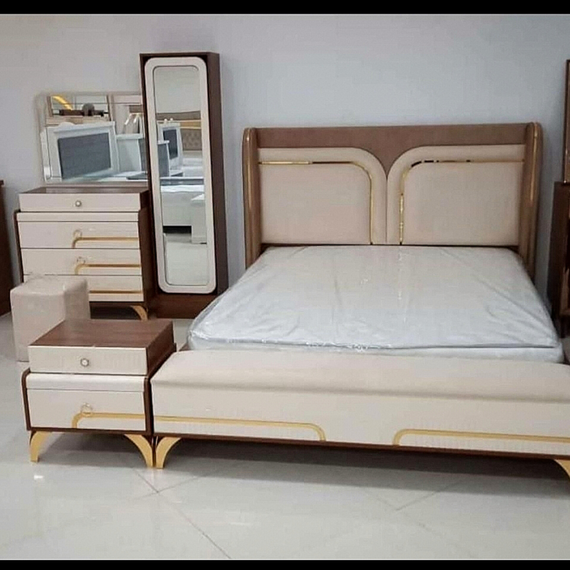  تخت خواب دو نفره مدل،پرشینسایز 200×160×115دارای دو کفی تخت چوبیروکش پارچه و زیرکار اسفنج دارای رنگبندی پارچه امکان تولید در یک،رنگ و دورنگ 