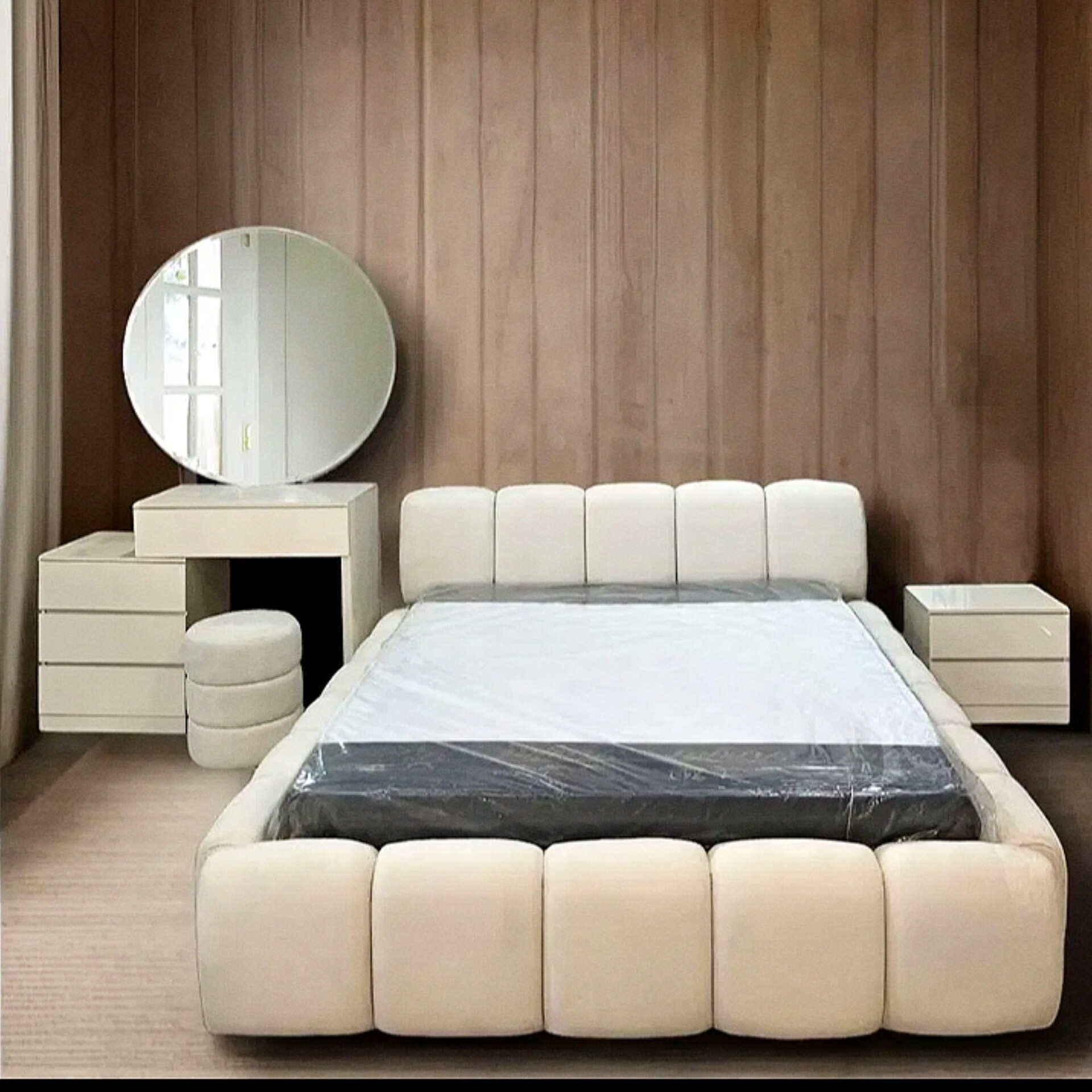  سرویس خواب دونفره مدل نیوتدی جنس mdf ابعاد 200×160×115پارچه دیاموند دارای تخت دونفره کفی تخت پاتختی میز آرایش قاب آینه صندلی دارای رنگبندی پارچهتشک جدا حساب میشود 