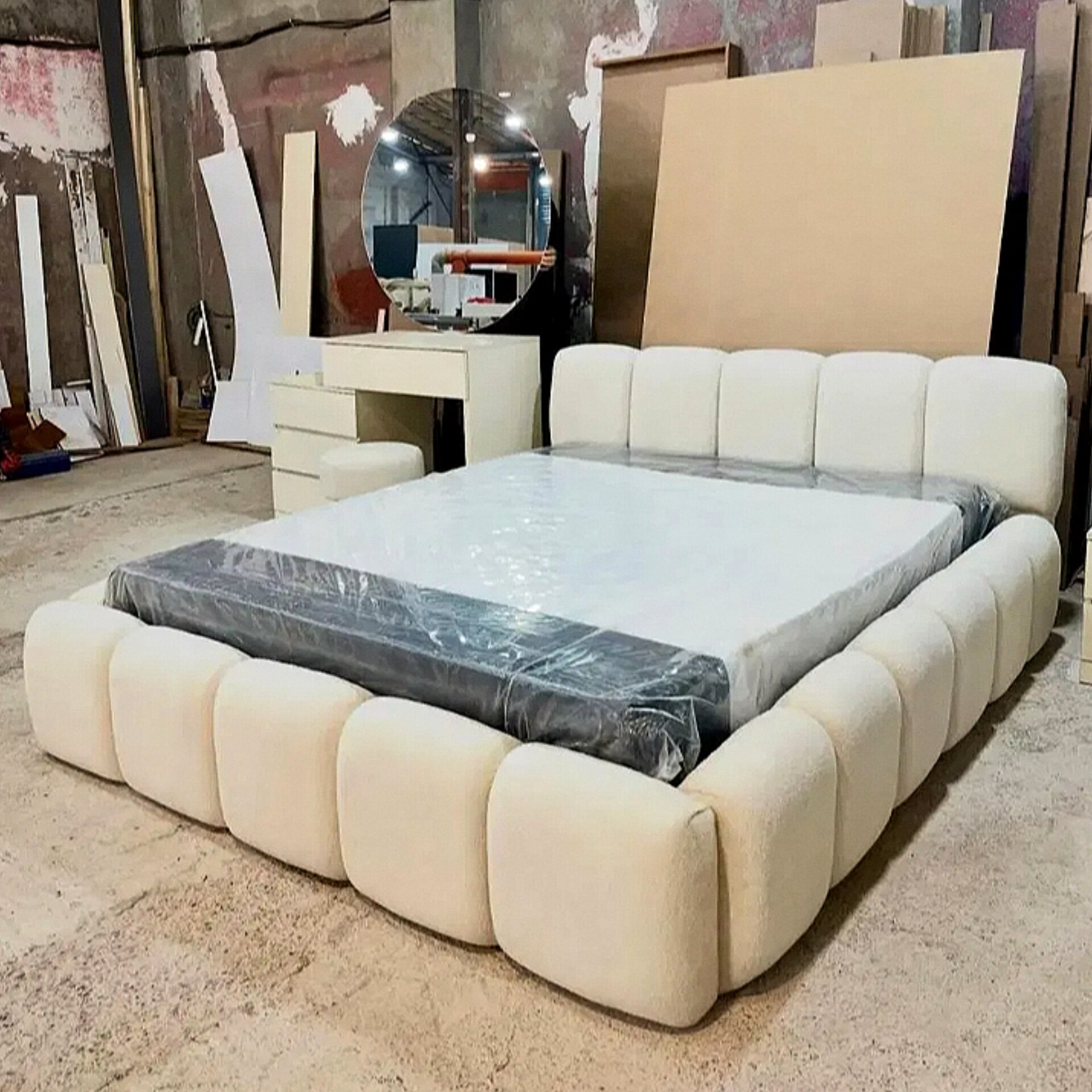  سرویس خواب دونفره مدل نیوتدی جنس mdf ابعاد 200×160×115پارچه دیاموند دارای تخت دونفره کفی تخت پاتختی میز آرایش قاب آینه صندلی دارای رنگبندی پارچهتشک جدا حساب میشود 