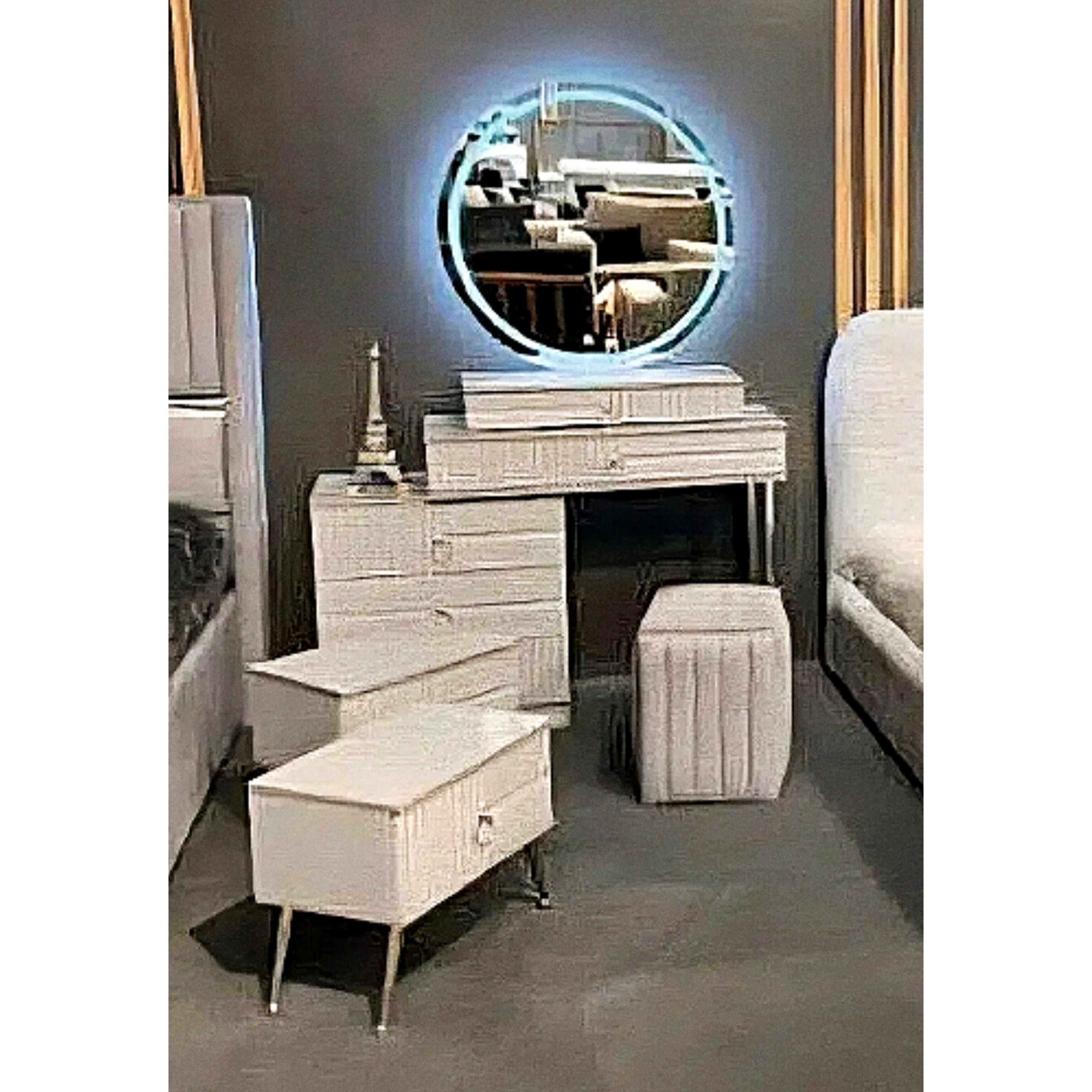  سرویس خواب دونفره مدل نیوتدی جنس mdf ابعاد 200×160×115پارچه دیاموند دارای تخت دونفره کفی تخت پاتختی میز آرایش قاب آینه صندلی دارای رنگبندی پارچهتشک جدا حساب میشود 