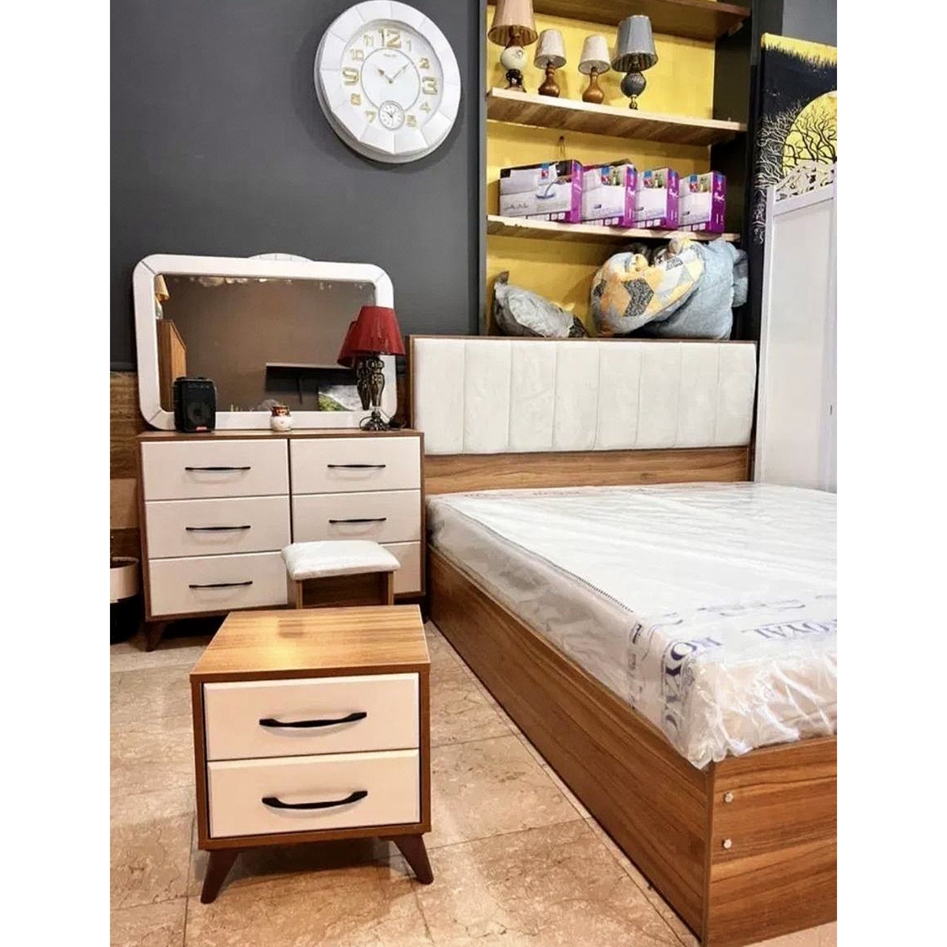  سرویس خواب دونفره مدل صباجنس mdf ابعاد 200×160×115پارچه مسکو یا مازراتیدارای تخت دونفره کفی تخت پاتختی میز آرایش قاب آینه صندلی دارای رنگبندی پارچهتشک جدا حساب میشود 