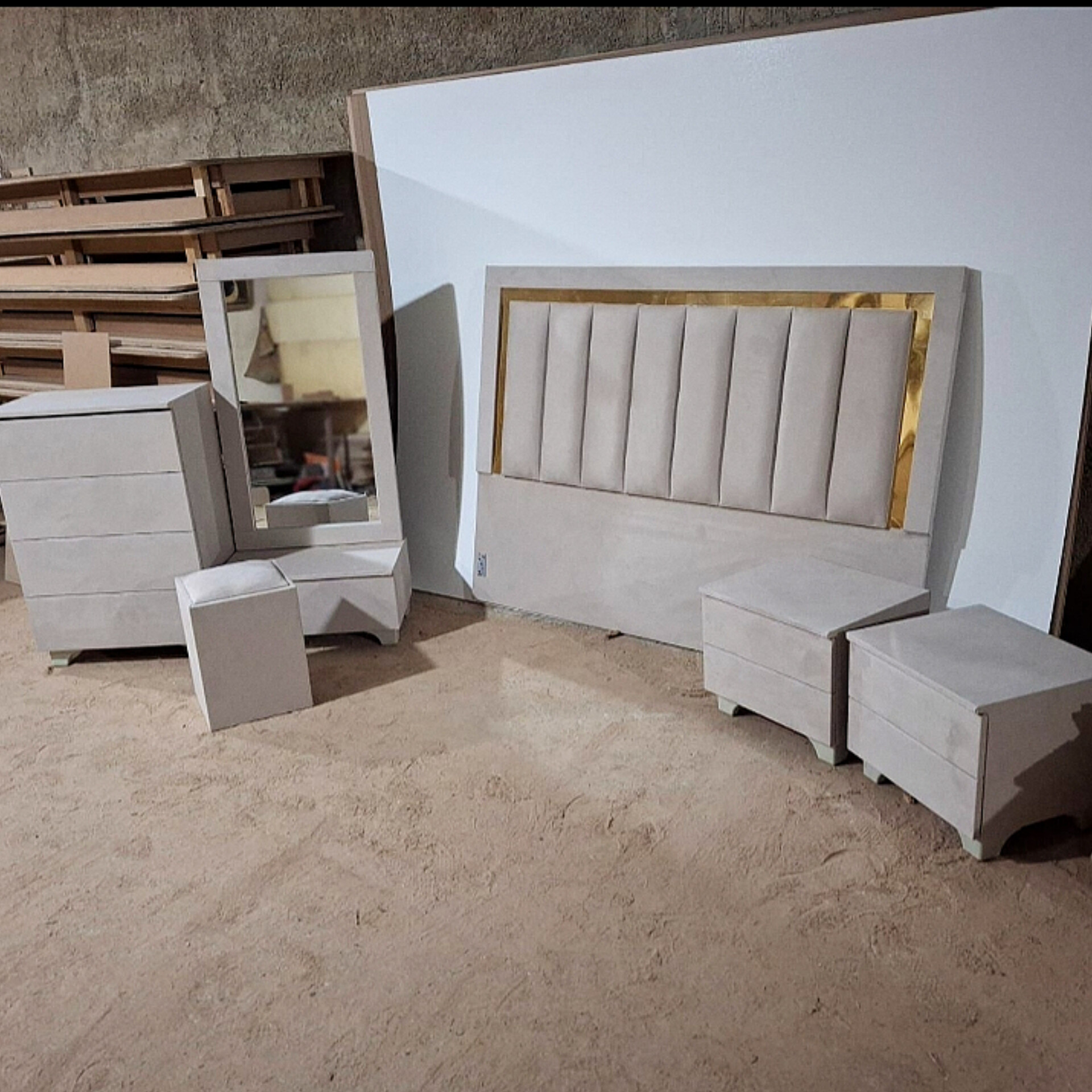  سرویس خواب دونفره مدل خطی جنس mdf تمام پارچه دارای کفی تختابعاد تخت 200×160×115سرویس خواب شامل :تخت خواب دونفره کفی تخت میز آرایش قاب آینه صندلی پاتختی دارای رنگبندی 