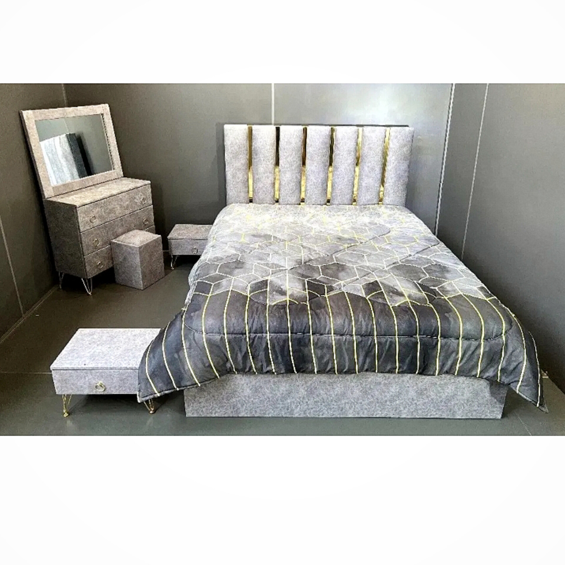  سرویس خواب دونفره مدل خطی جنس mdf تمام پارچه دارای کفی تختابعاد تخت 200×160×115سرویس خواب شامل :تخت خواب دونفره کفی تخت میز آرایش قاب آینه صندلی پاتختی دارای رنگبندی 