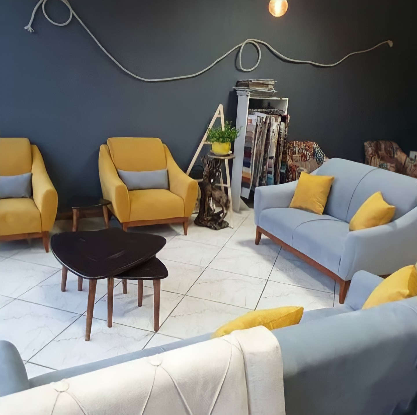  مبل کارلو ۵ نفره 3+1+1کلاف چوب روس نشیمن اسفنج ۳۵ کیلویی کف فنر پارچه هانزو دارای رنگبندی چوب و پارچه 