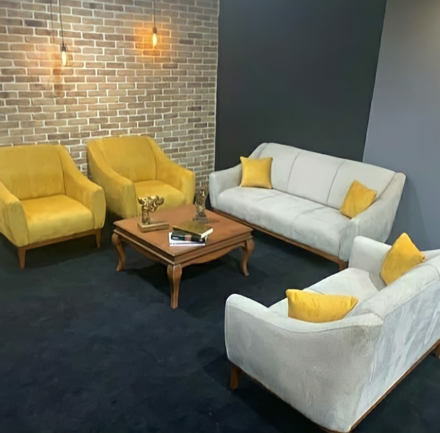  مبل کارلو ۵ نفره 3+1+1کلاف چوب روس نشیمن اسفنج ۳۵ کیلویی کف فنر پارچه هانزو دارای رنگبندی چوب و پارچه 