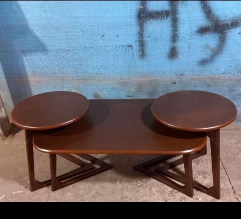  میز جلومبلی و عسلی مدل لبتابی  3تکه یک جلومبلی و دوتا عسلی گرد جنس چوب روس ابعاد 57×100×5040×40×55دارای رنگبندی 