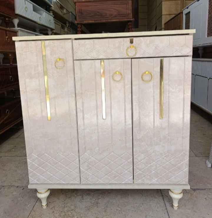 جاکفشی سه درب مدل صدراجاکفشی سه درب و یک کشو جنس ملامینه شرکتی نما ام دی اف وکیوم ابعاد 85×33×92دارای لولای آرام بند۴ طبقهدارای رنگبندی پایه های گلدونی 