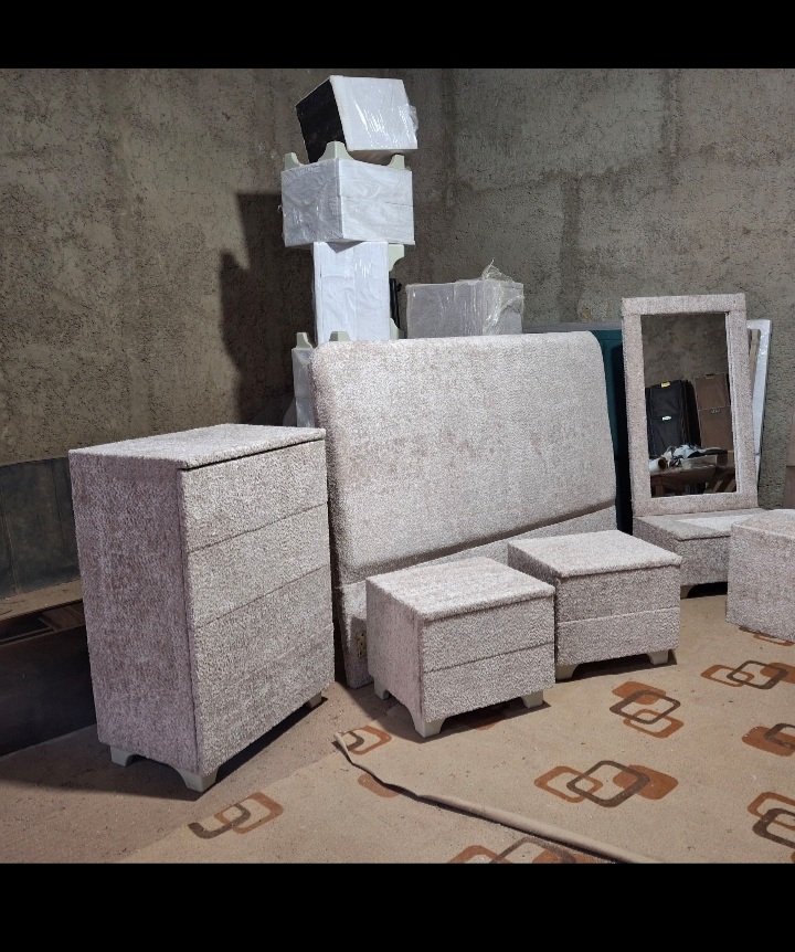  سرویس خواب دونفره مدل تدیوجنس mdf ابعاد 200×160×115پارچه نیوپورشهدارای تخت دونفره کفی تخت پاتختی میز آرایش قاب آینه صندلی دارای رنگبندی پارچهتشک جدا حساب میشود 
