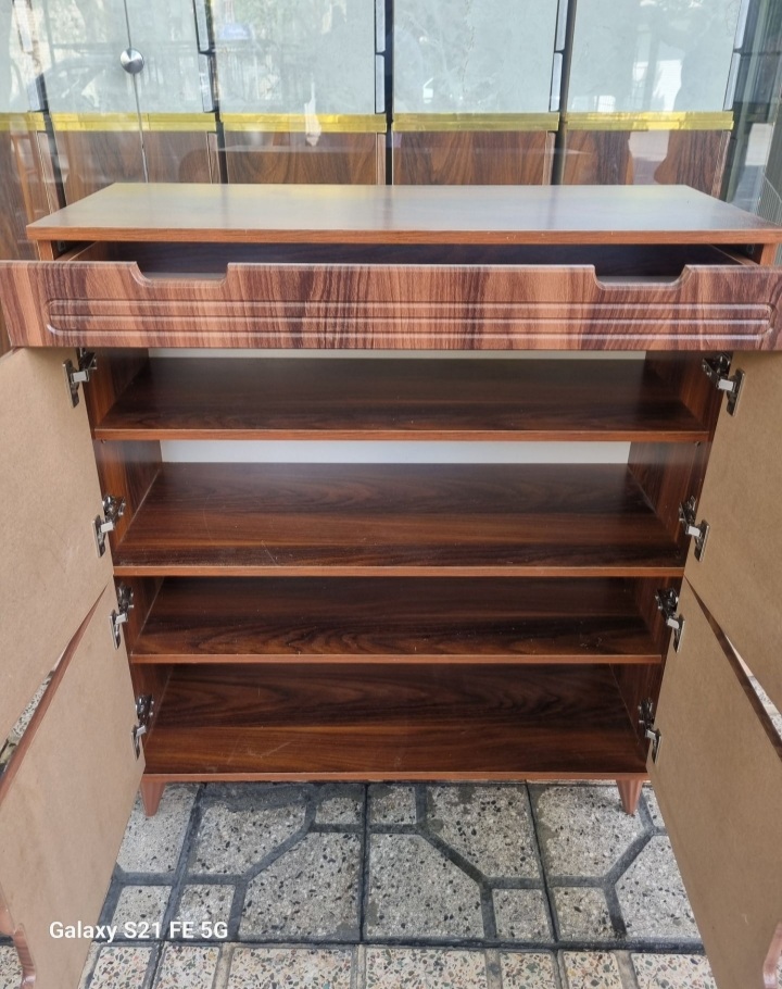  جاکفشی ۴ درب  و یک کشو بدون دستگیره مدل کارنجنس نما mdf وکیوم و بدنه ملامینه ابعاد 95×90×35عمق 354 طبقه وکیوم 3دهم دارای رنگبندی 