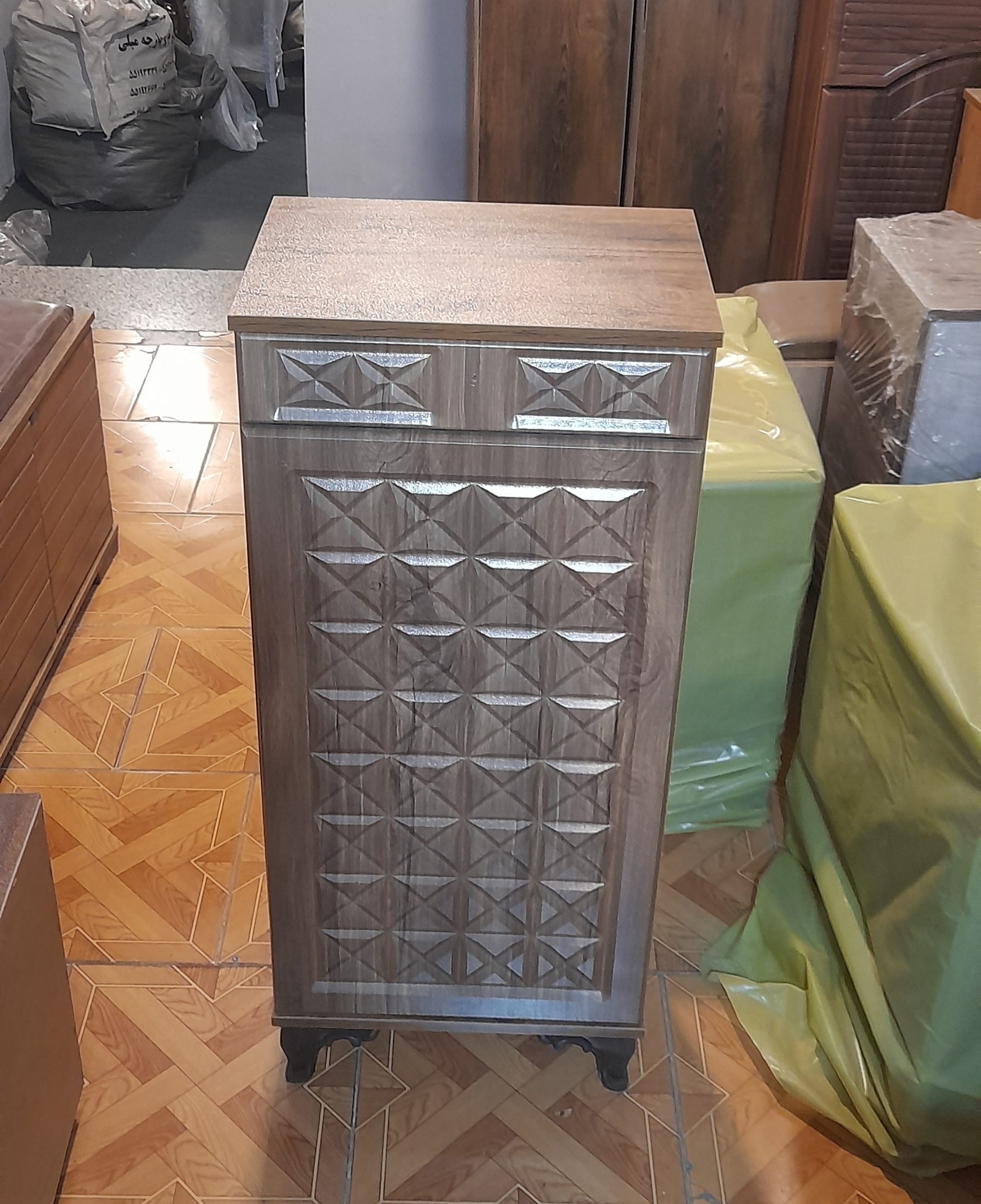   جاکفشی تک درب اقاقیا تک درب و تک کشو ۵ طبقه ابعاد 45×32×95جنس بدنه ملامینه شرکتی و نما mdf وکیوم لولای آرام بند برای درب ها دارای رنگبندی پایه پلاسیتیک فشرده