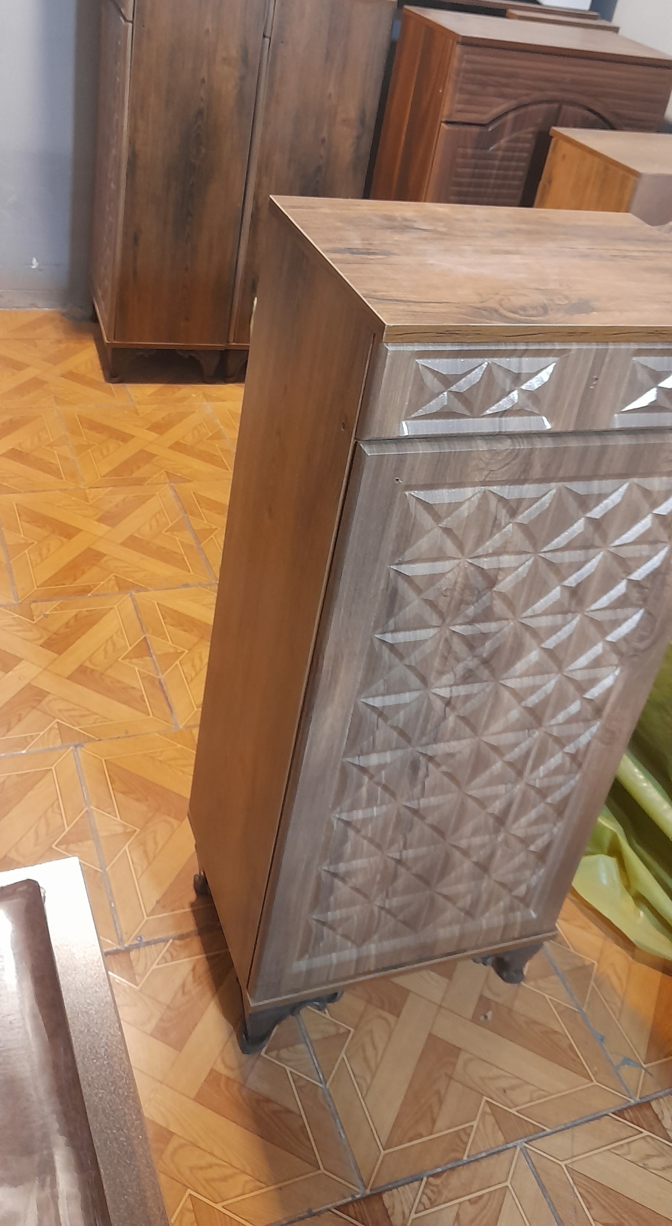   جاکفشی تک درب اقاقیا تک درب و تک کشو ۵ طبقه ابعاد 45×32×95جنس بدنه ملامینه شرکتی و نما mdf وکیوم لولای آرام بند برای درب ها دارای رنگبندی پایه پلاسیتیک فشرده